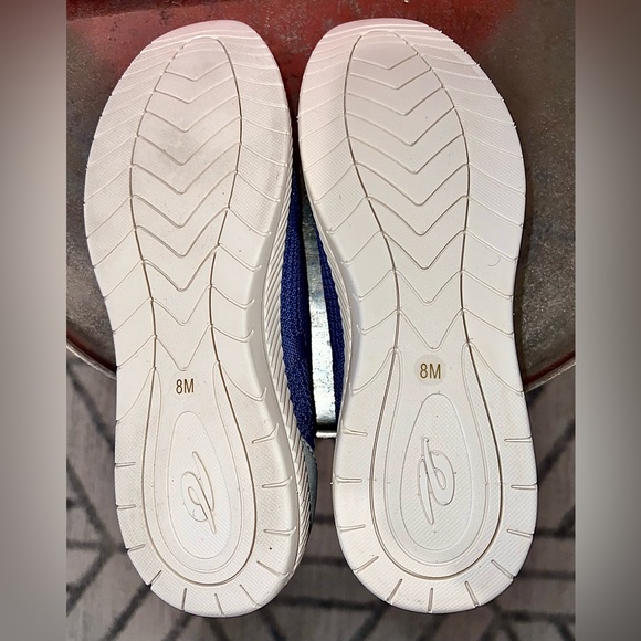 Easy Spirit. Size 8 - Picture 3 of 3